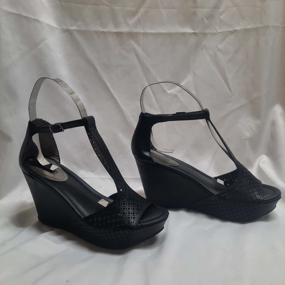 Reaction Kenneth Cole New York Black laser cut Wedge heel T-strap sandal  9